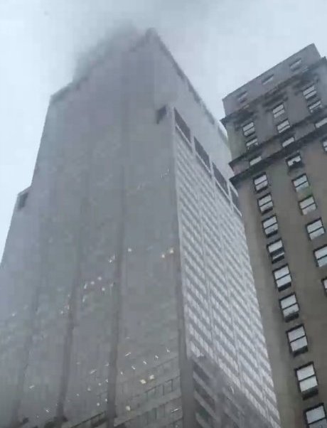 Helicóptero se estrella contra un edificio en Nueva York