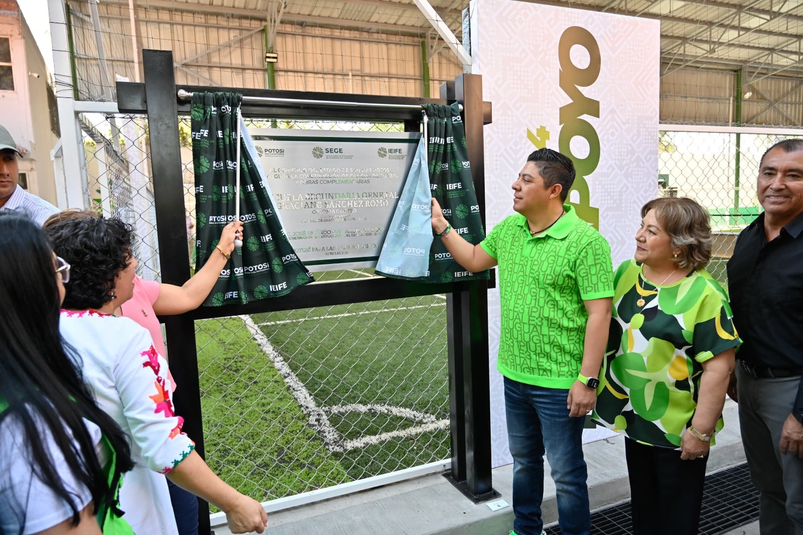 Entrega Gobierno cancha de futbol en escuela de Soledad Código San