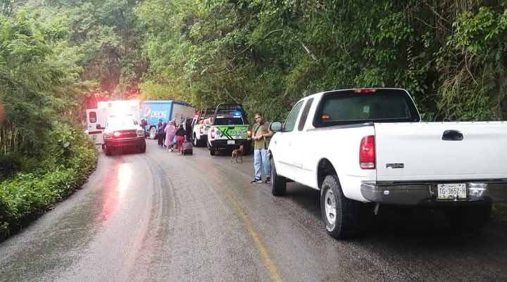 Accidente en el tramo Xilitla–Ahuacatlán deja dos fallecidos y cuatro lesionados