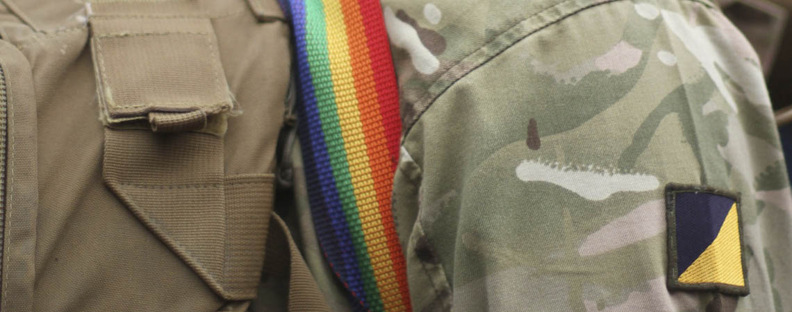 soldado gay slider beso marino a su esposo