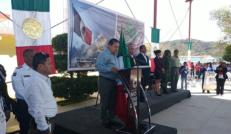 Ceremonia de quema de banderas en La Tinaja