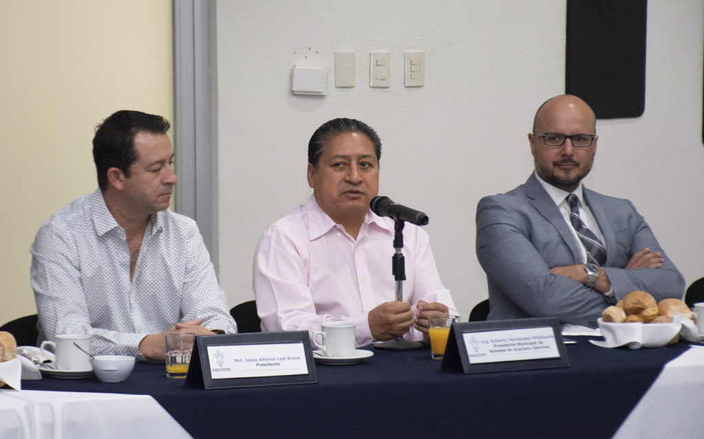 Alcalde soledense presenta nuevo sistema catastral al Colegio de Notarios