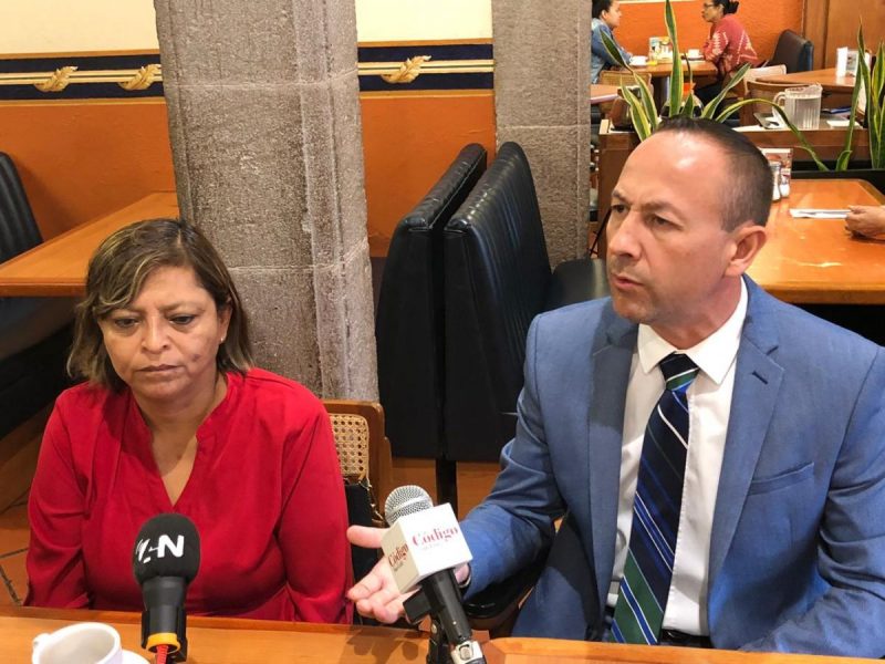 Diputado Edgardo Hernández en rueda de prensa con policías y ministerios públicos