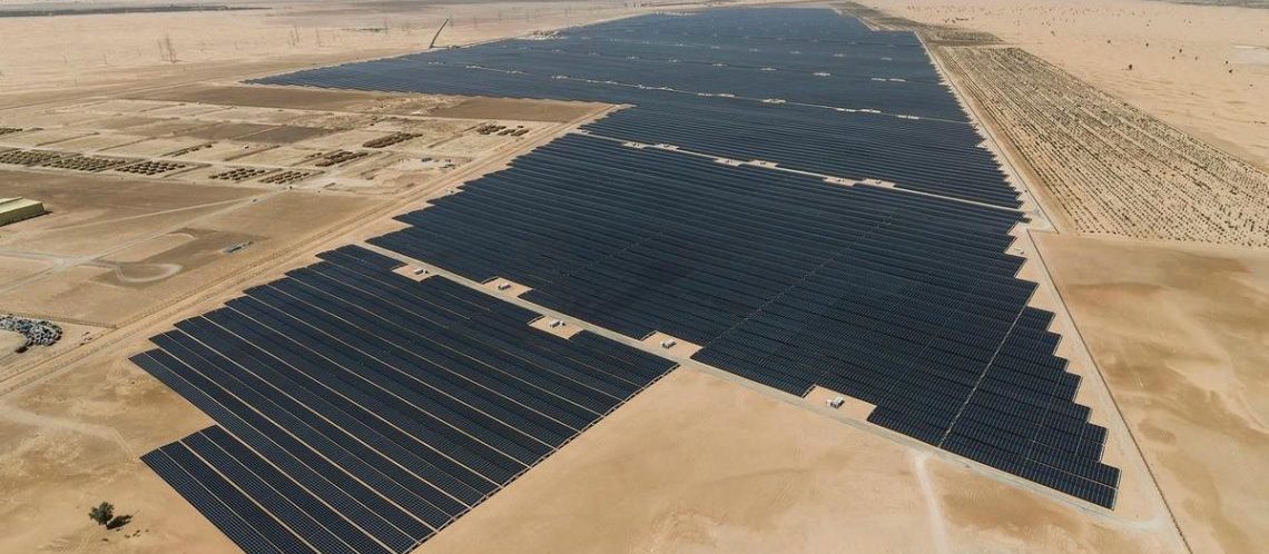 parque solar en los emiratos arabes