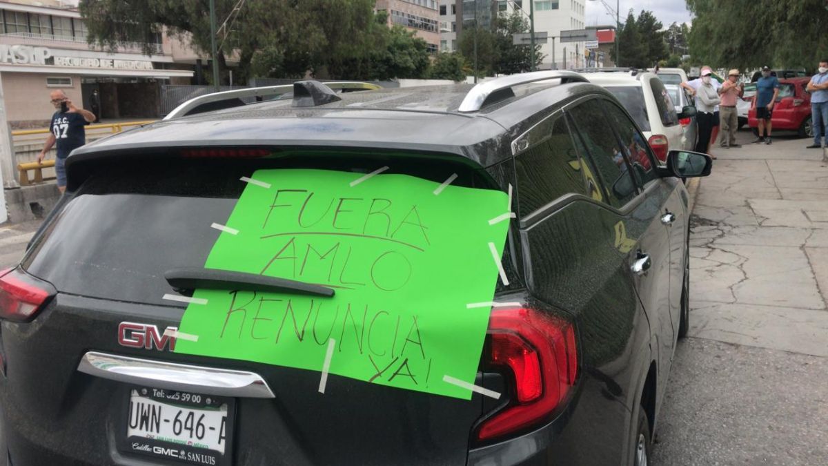 En caravana vehicular potosinos se manifiestan contra AMLO