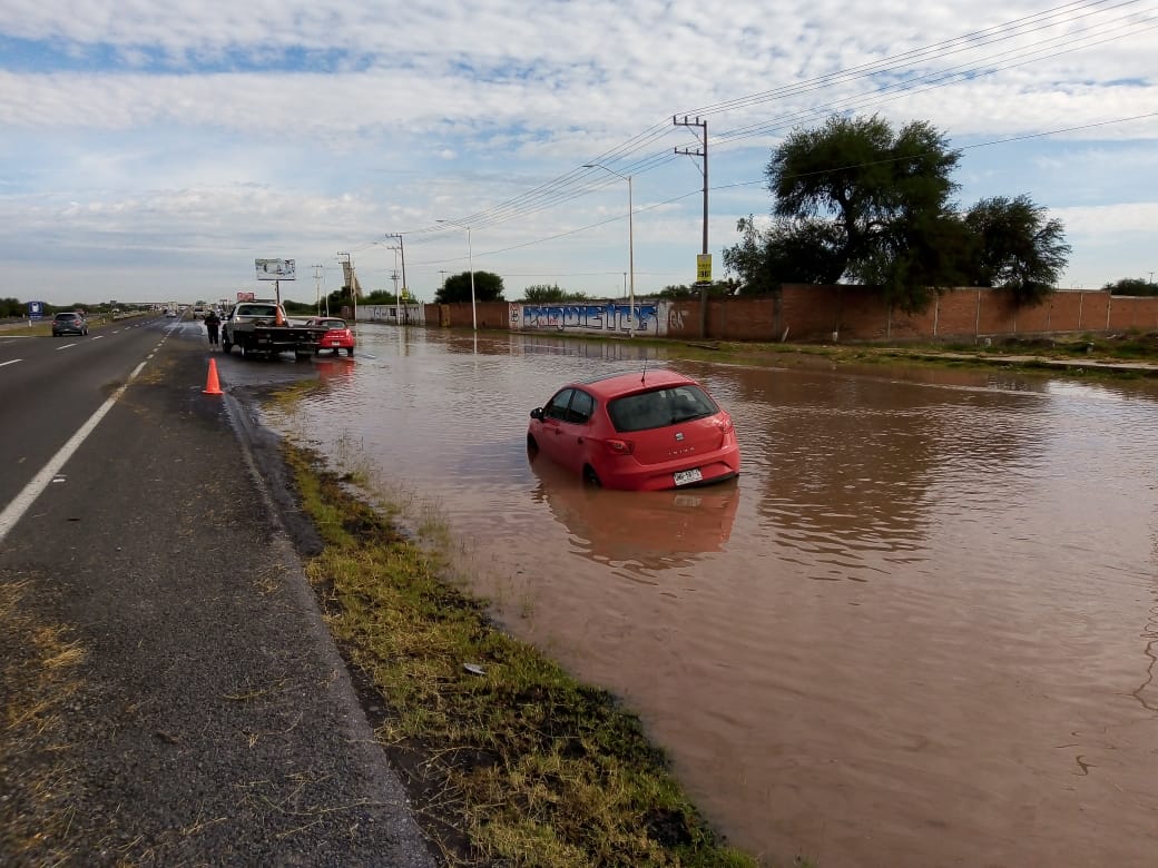 Entre el lodo quedaron vehículos tras tormenta en Zaragoza