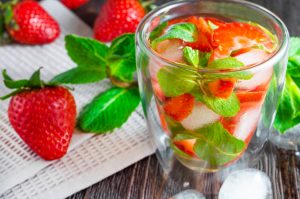 bebidas refrescantes fresas y menta 