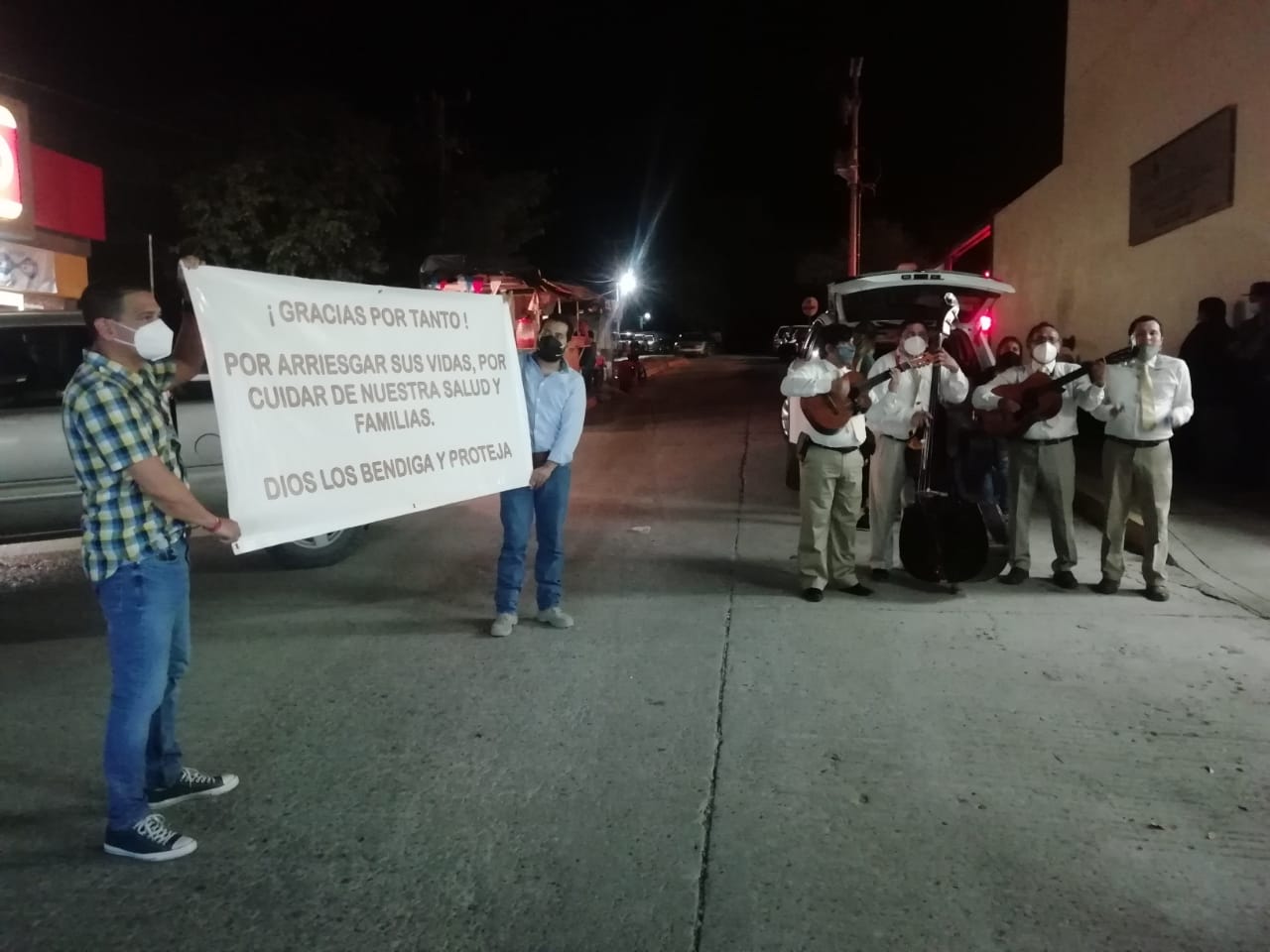 serenata al personal de salud del Hospital General de Valles