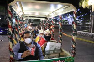 entrega juguetes a niños en ciudad valles - josé guadalupe contreras pérez