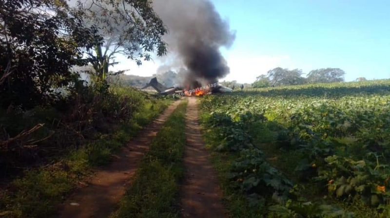 LearJet de la Fuerza Aérea se desploma; hay 6 muertes 