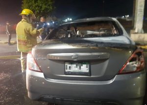 chocó automóvil y se incendia 