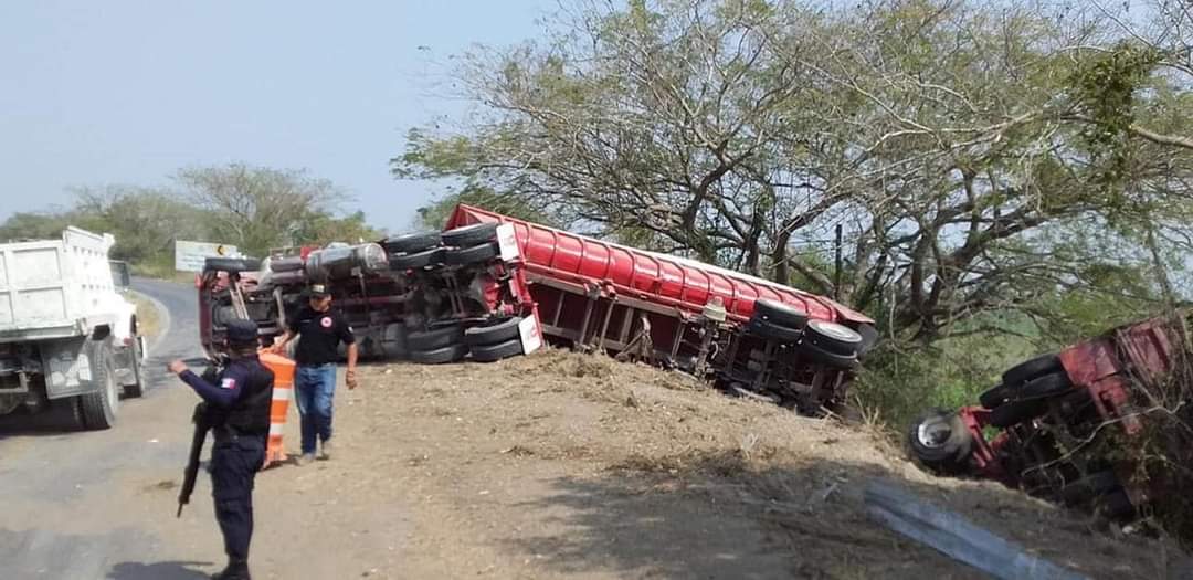 tráiler vuelca en Tamuín