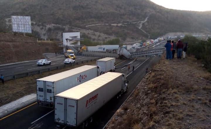 cae-puente-peatonal-carretera