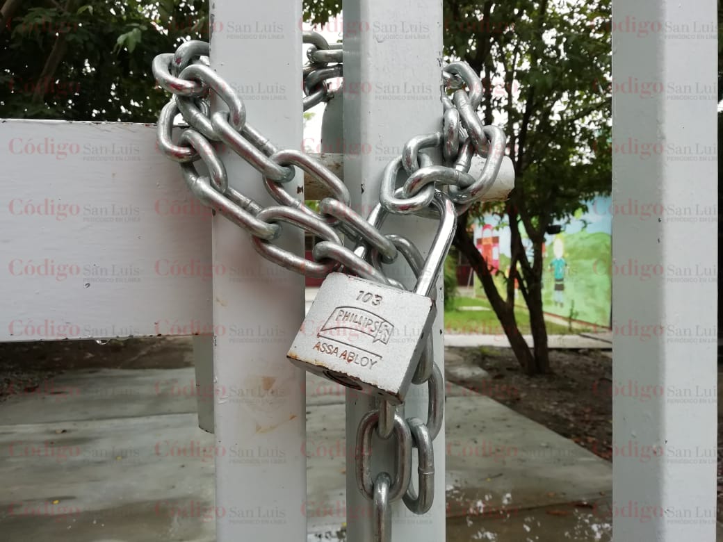 cierran dos escuelas por covid en la huasteca