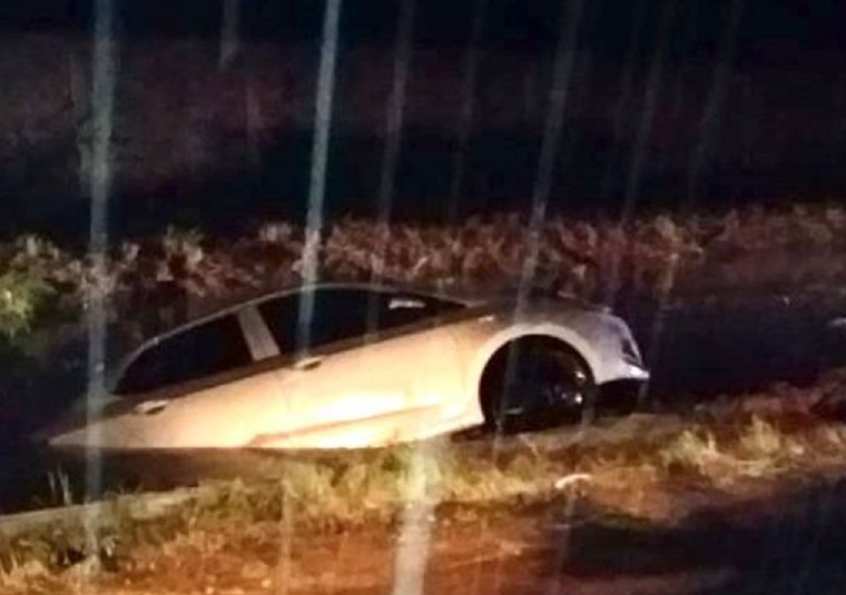 automóvil cayó canal-media luna