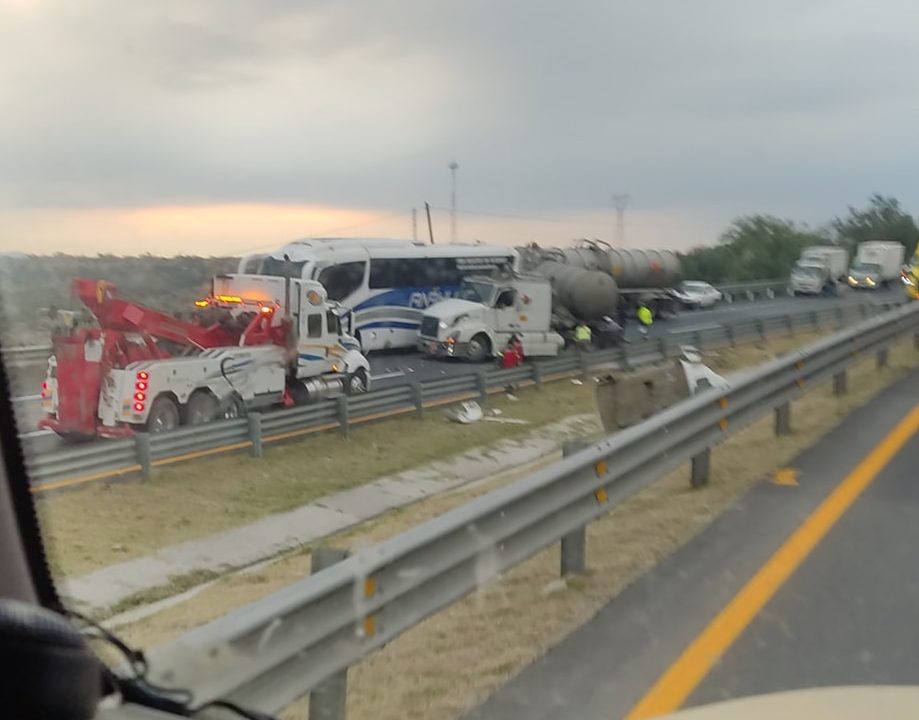 autobús- tráiler - accidente