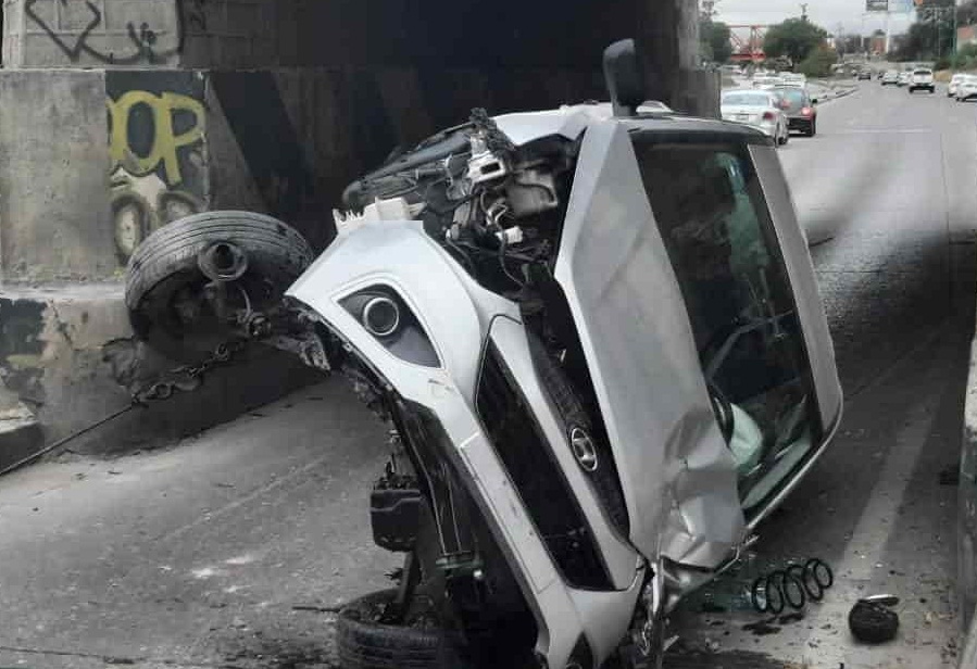 auto choca muro rio santiago