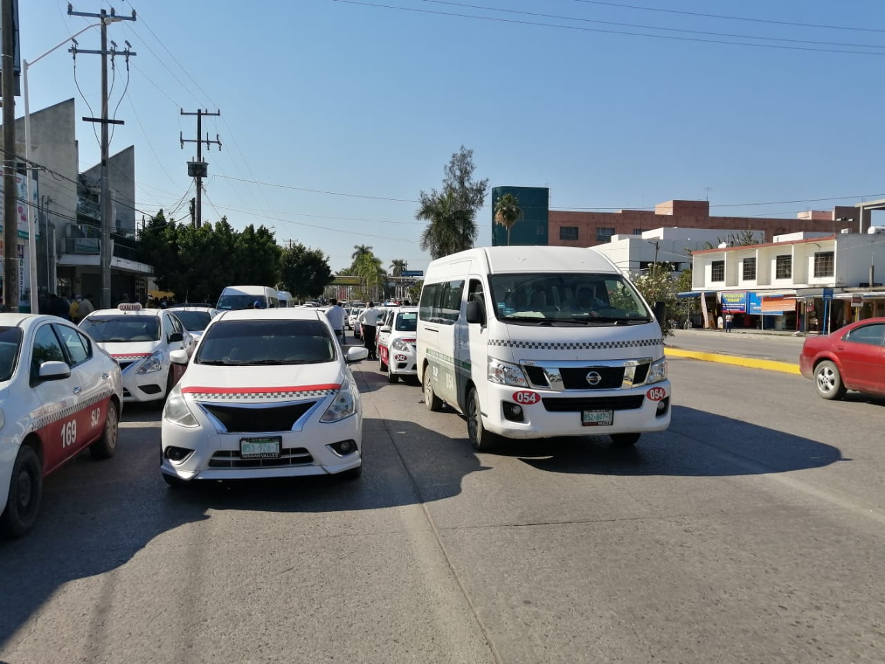 Taxistas-bloquean-sct-valles