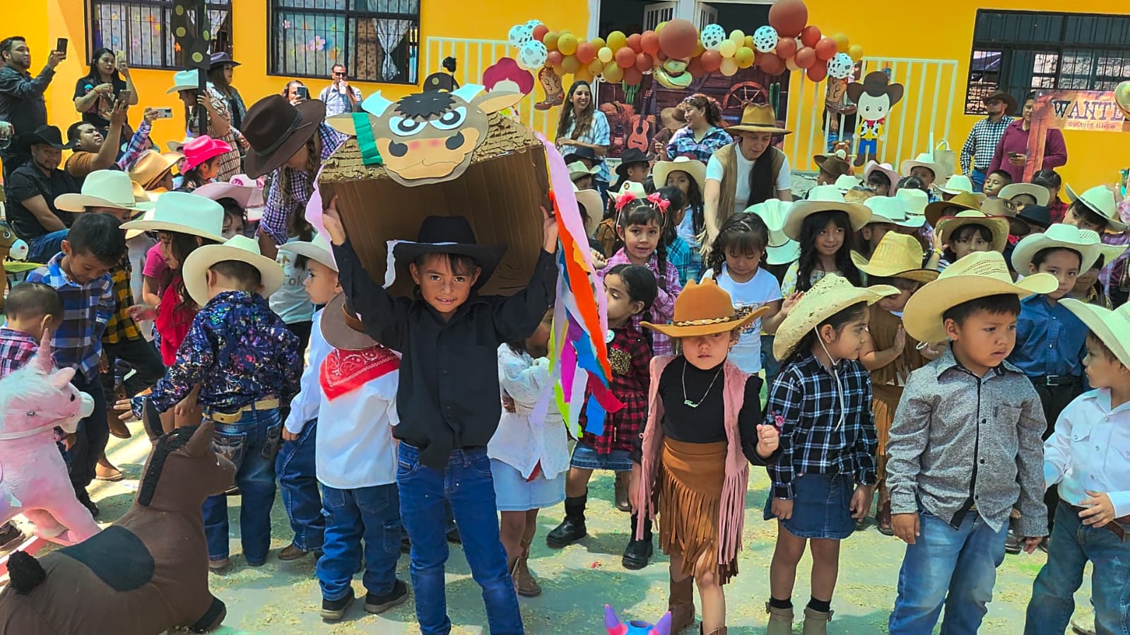 Kinder en Rancho La Libertad sorprende con homenaje musical para celebrar a los papás