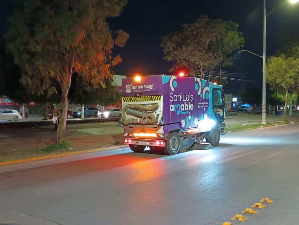 Gobierno de la Capital refuerza limpieza en Las Vías con operativo nocturno de barrido mecánico