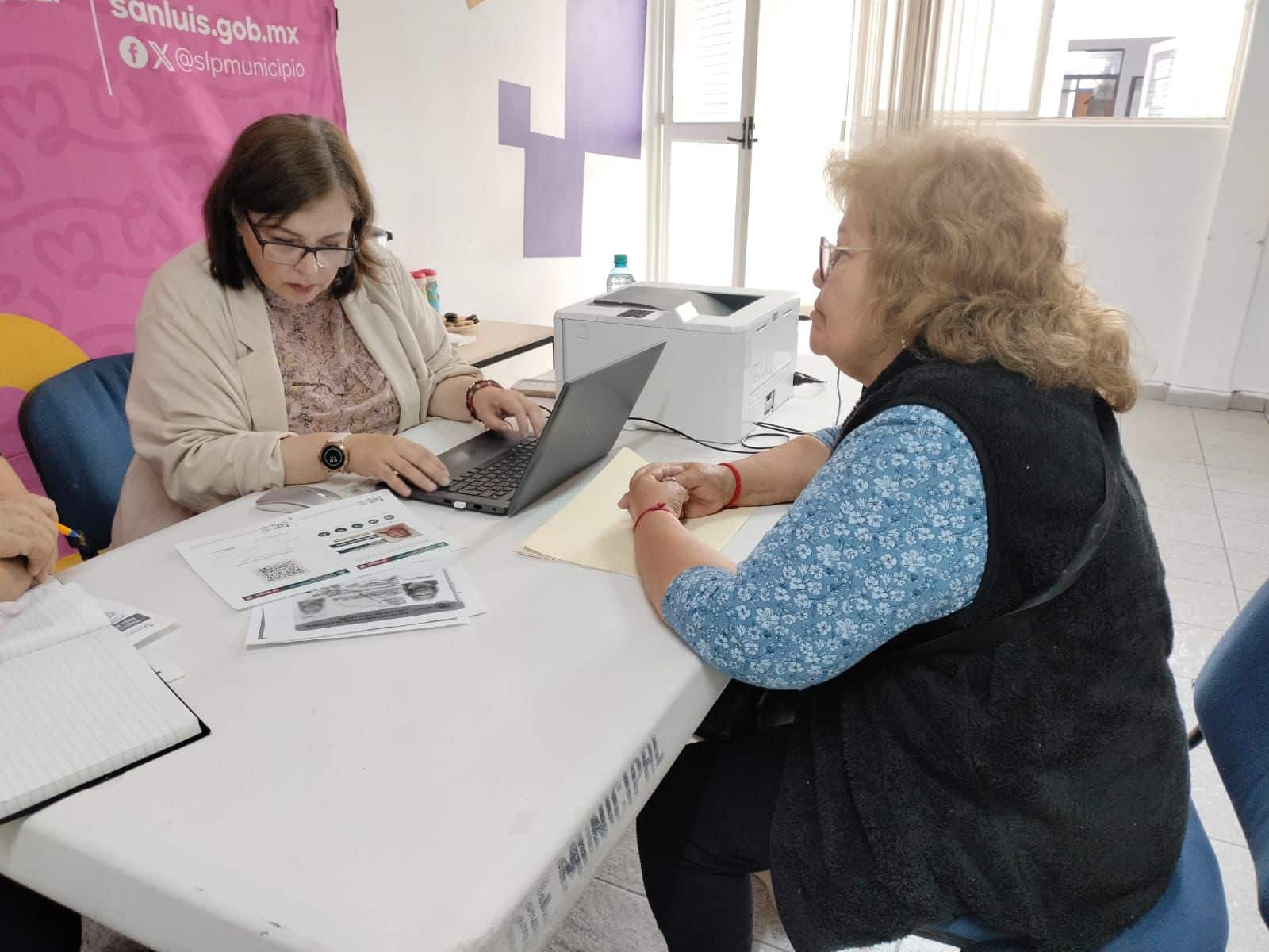 Abuelitos y personal del DIF Municipal acceden a IMSS-Bienestar