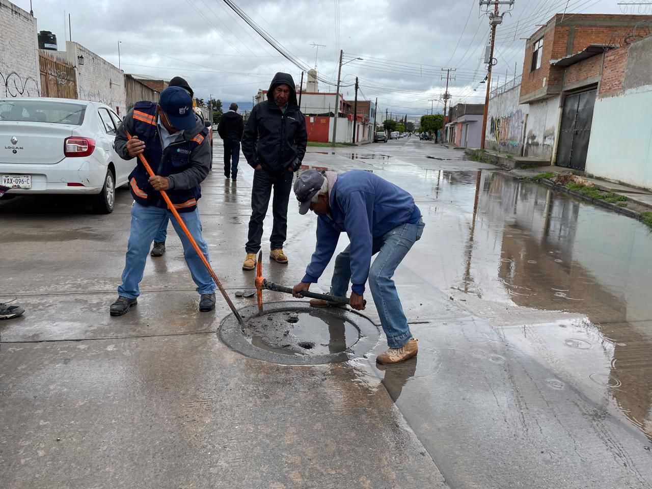 Interapas actúa de inmediato ante socavón en la calle Yucatán