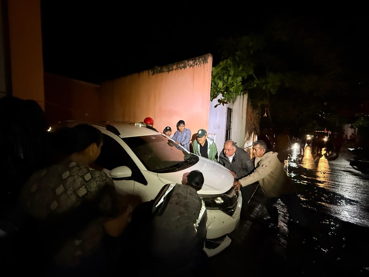 Gobierno del Estado atiende inundación en Tamazunchale