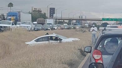 Mujer herida en volcadura