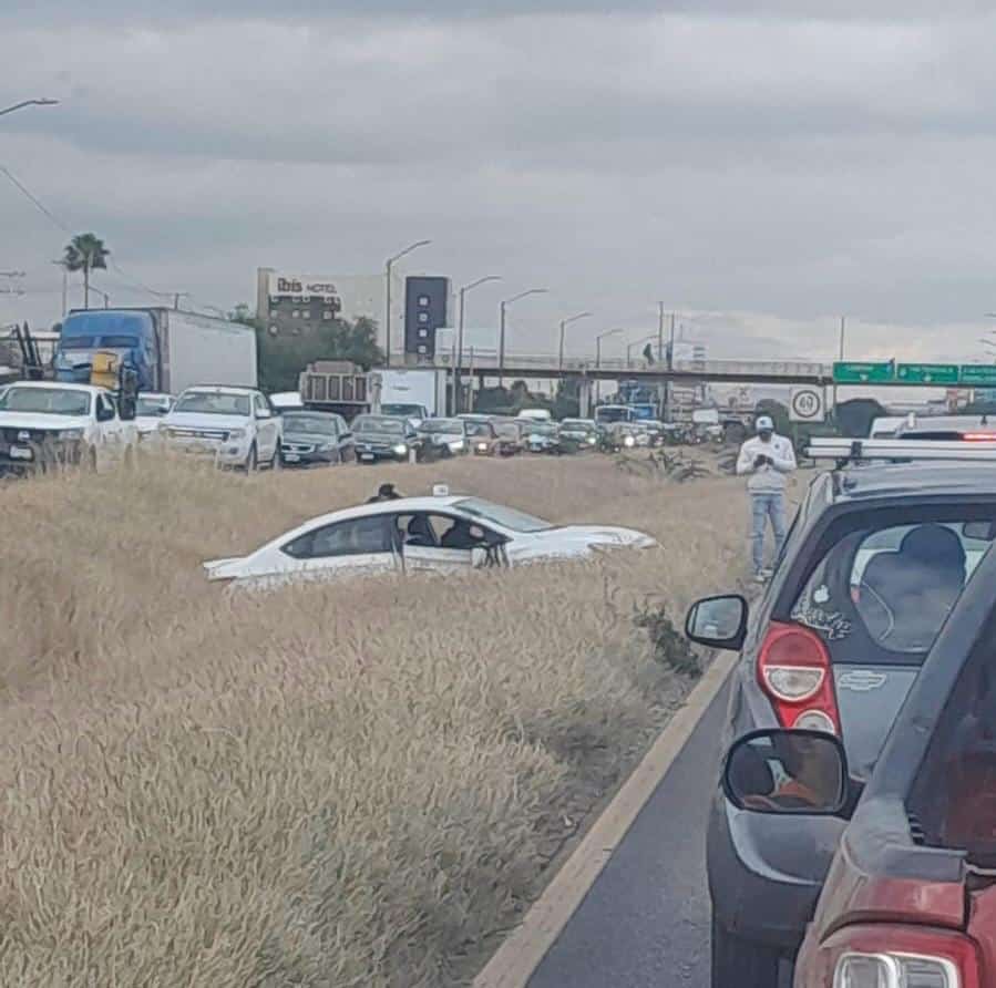 Mujer herida en volcadura