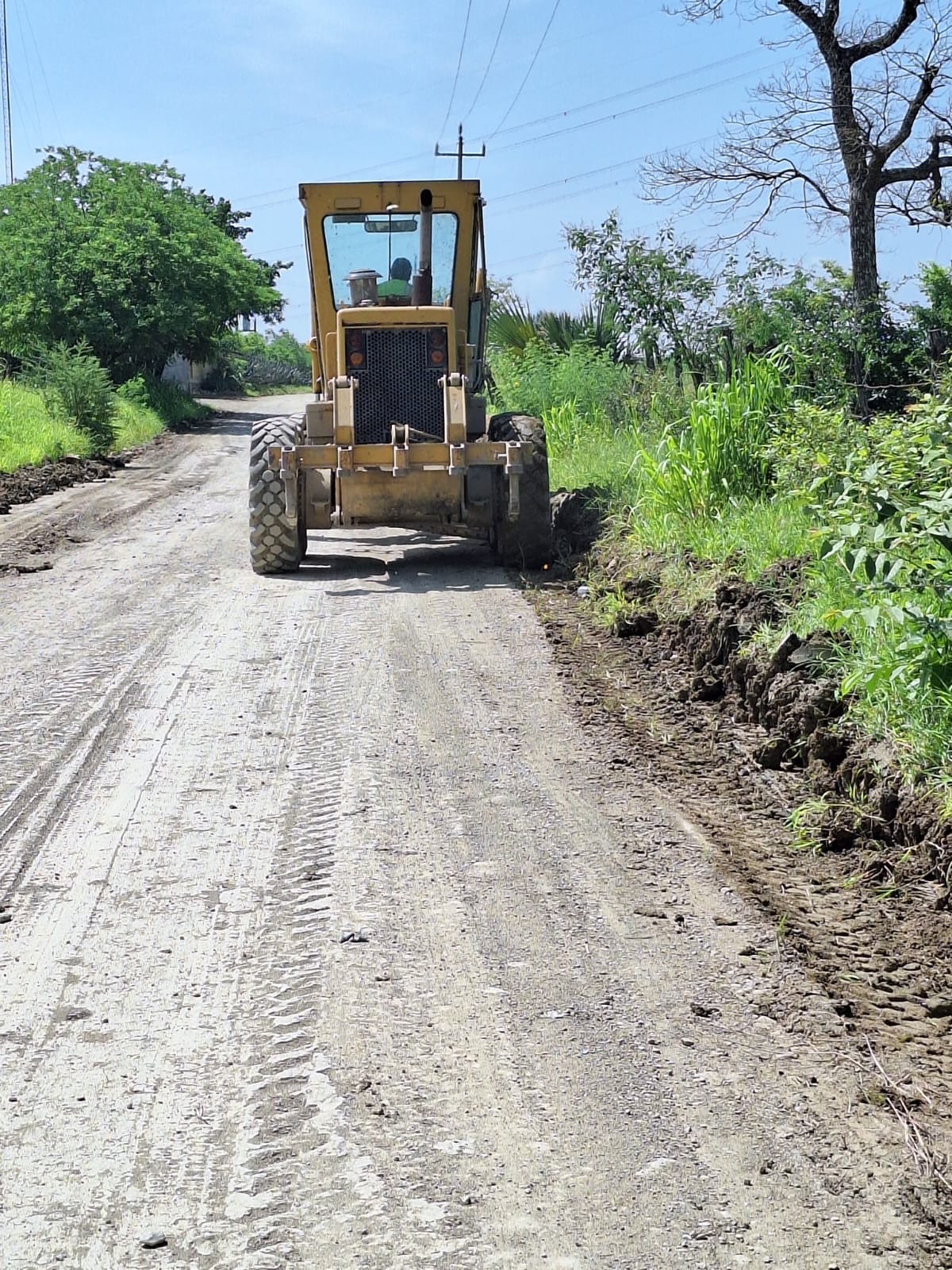 Rehabilitan camino ejido la Toconala