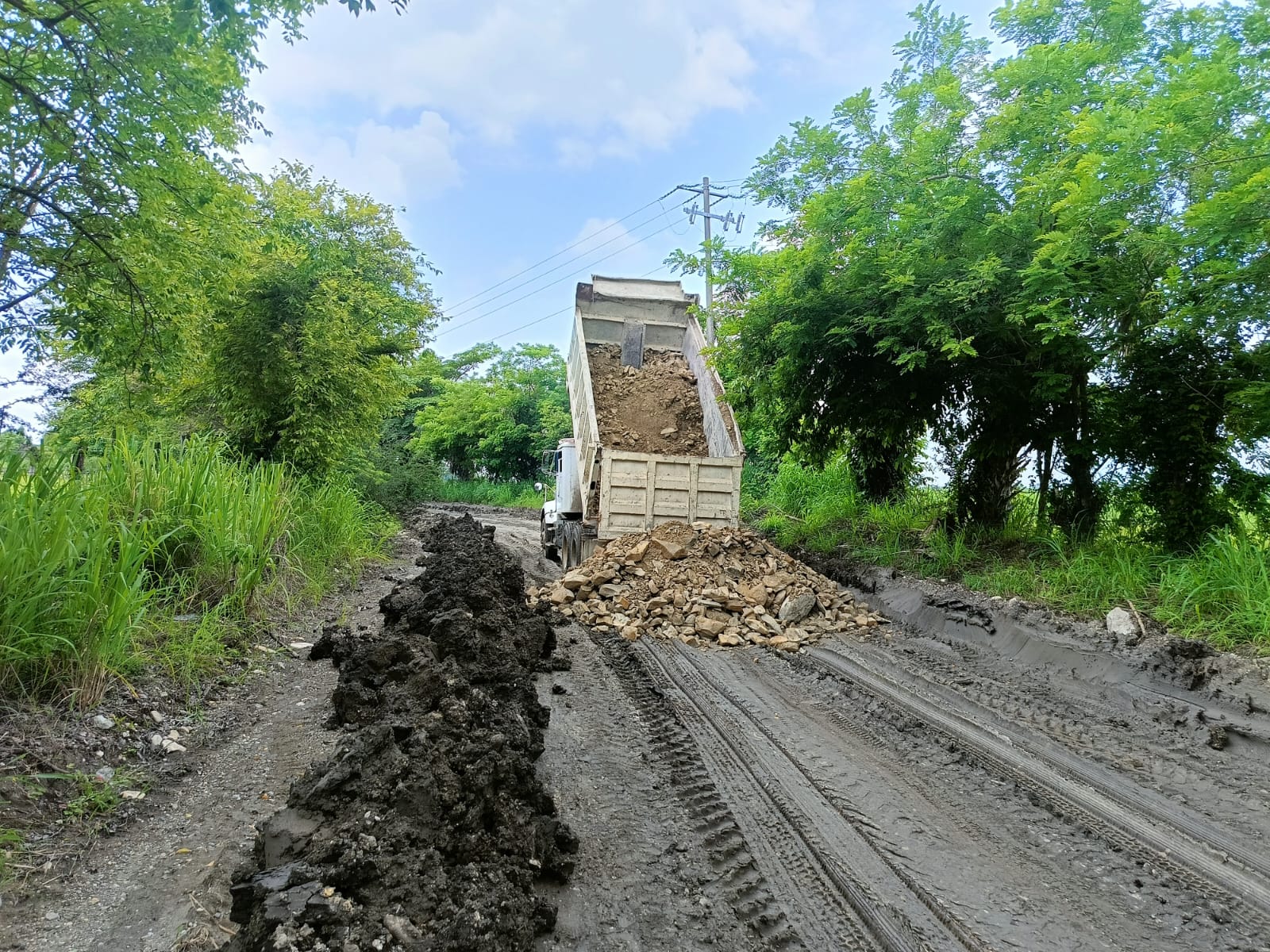 Rehabilitan camino ejido la Toconala