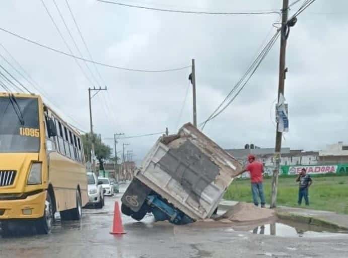 camión materialista cayó zanja