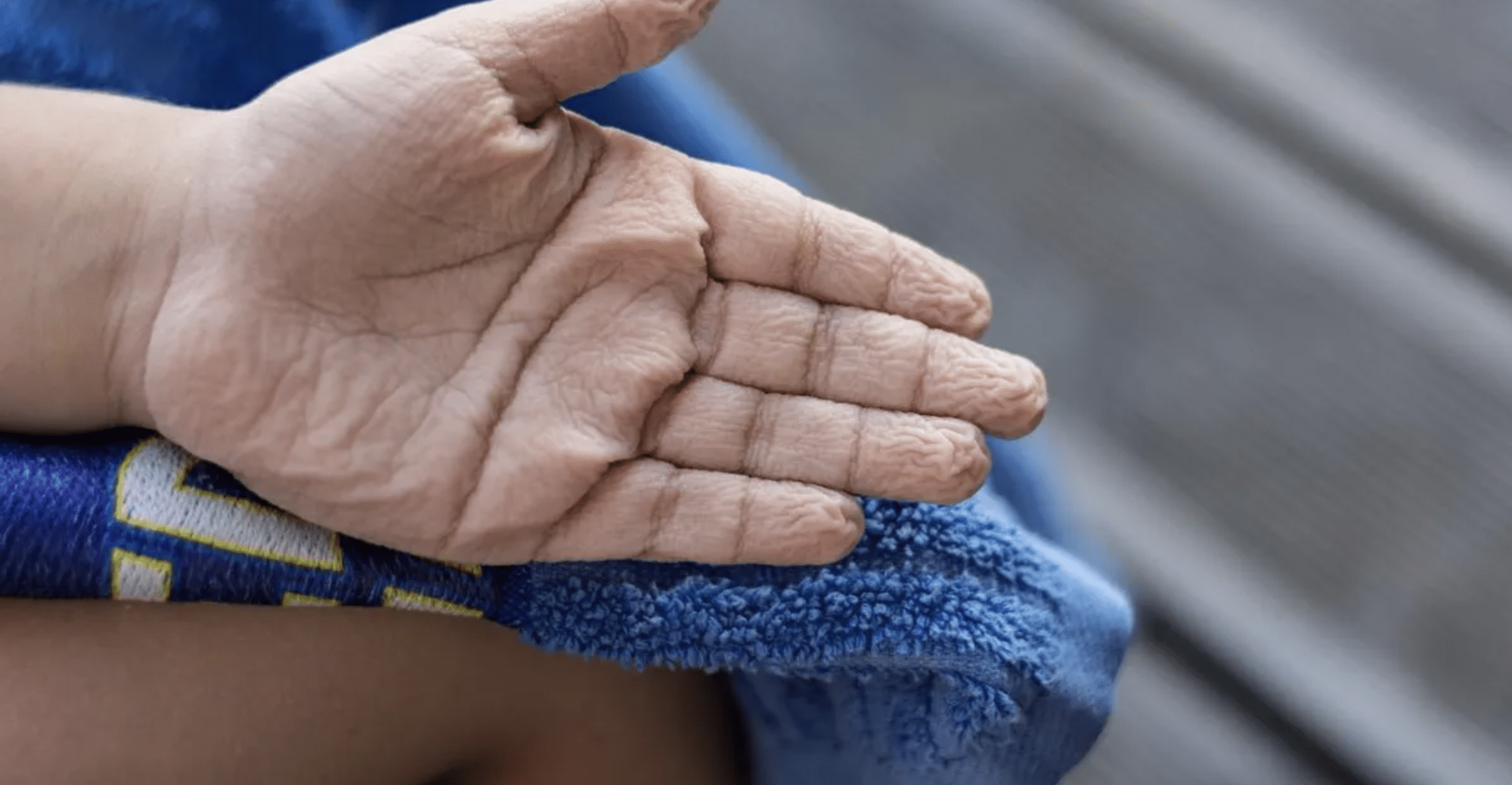 agua manos arrugadas