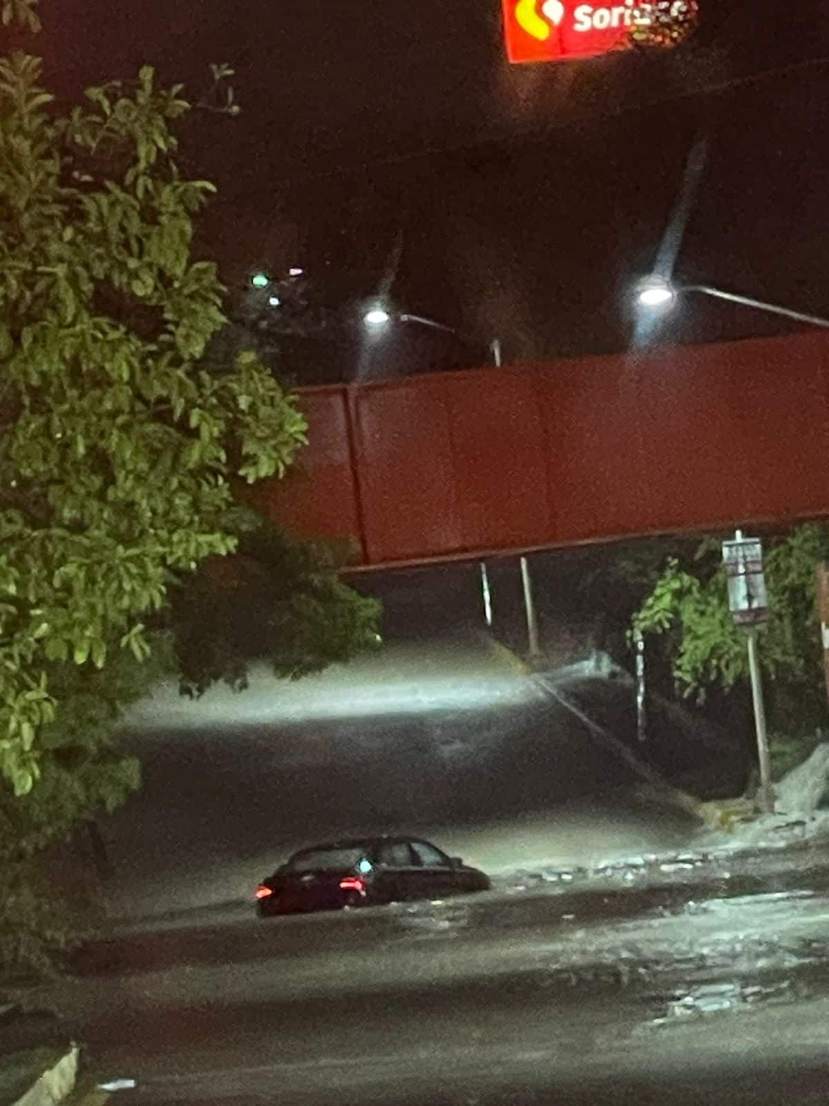 Carro atrapado Tormentas torrenciales