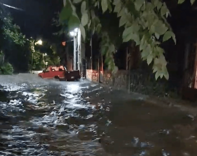 Carro atrapado Tormentas torrenciales