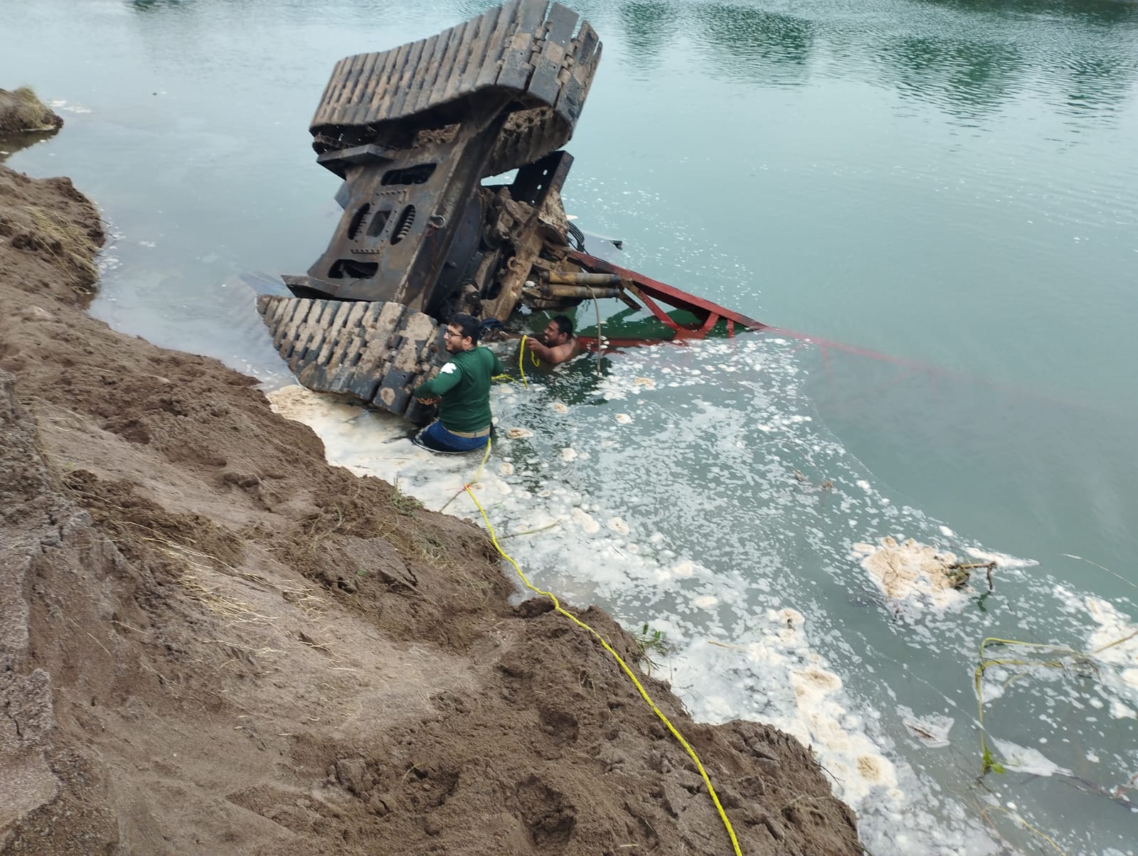 Fallece conductor caer draga al río