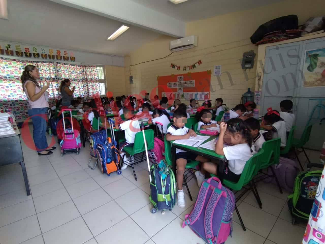 Hacinamiento niños primaria Francisco Villa Valles