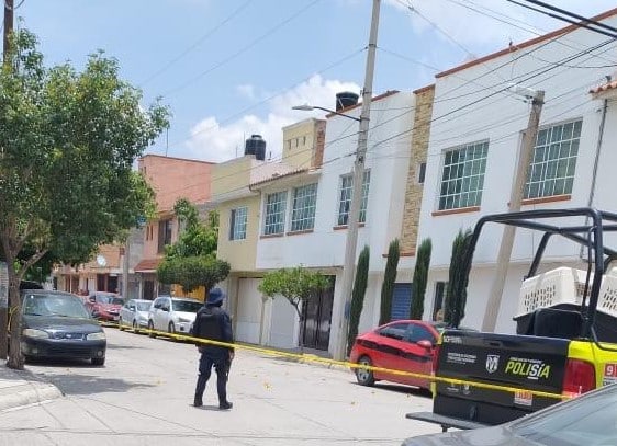 Mujer viajaba en auto y le dispararon