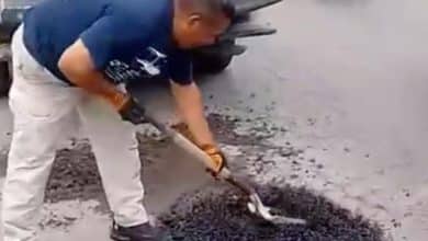 Policías se “ponen la camiseta” y bachean avenida Fray Diego de la Magdalena