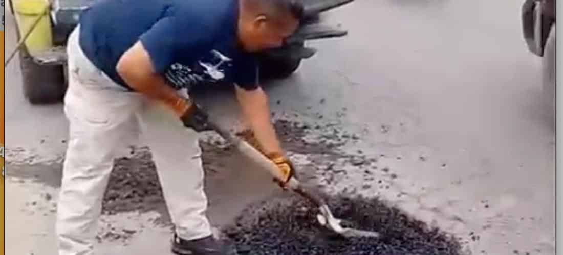 Policías se “ponen la camiseta” y bachean avenida Fray Diego de la Magdalena
