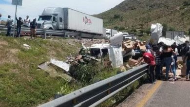 Trailero herido en volcadura