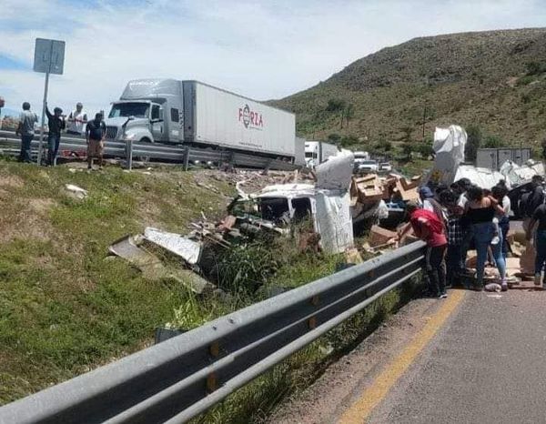 Trailero herido en volcadura