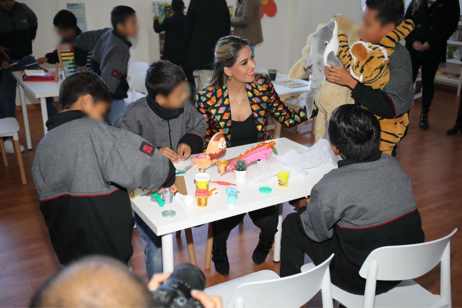 Voluntarios de la empresa BorgWarner de San Luis, llevaron juegos de mesa y prácticas deportivas para todos