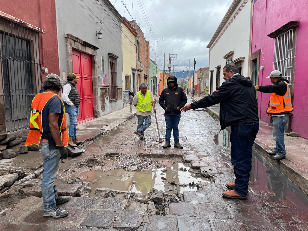 Interapas interviene líneas agua y drenaje en la calle Independencia