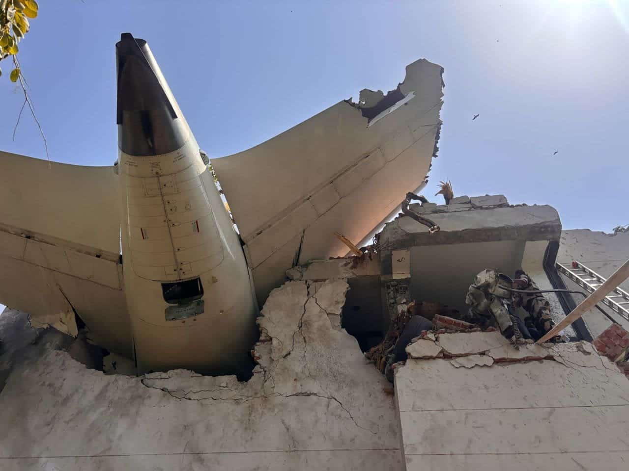 Se estrella avión en India con 242 personas a bordo; no hay sobrevivientes