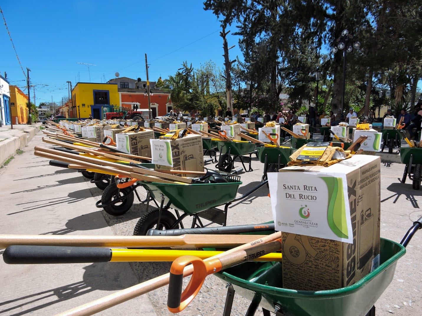 A través de la Secretaría de Desarrollo Agropecuario y Recursos Hidráulicos se entregaron tractores, implementos, equipos y herramientas, además de arrancar la rehabilitación de una presa con una inversión global de 11.2 millones de pesos