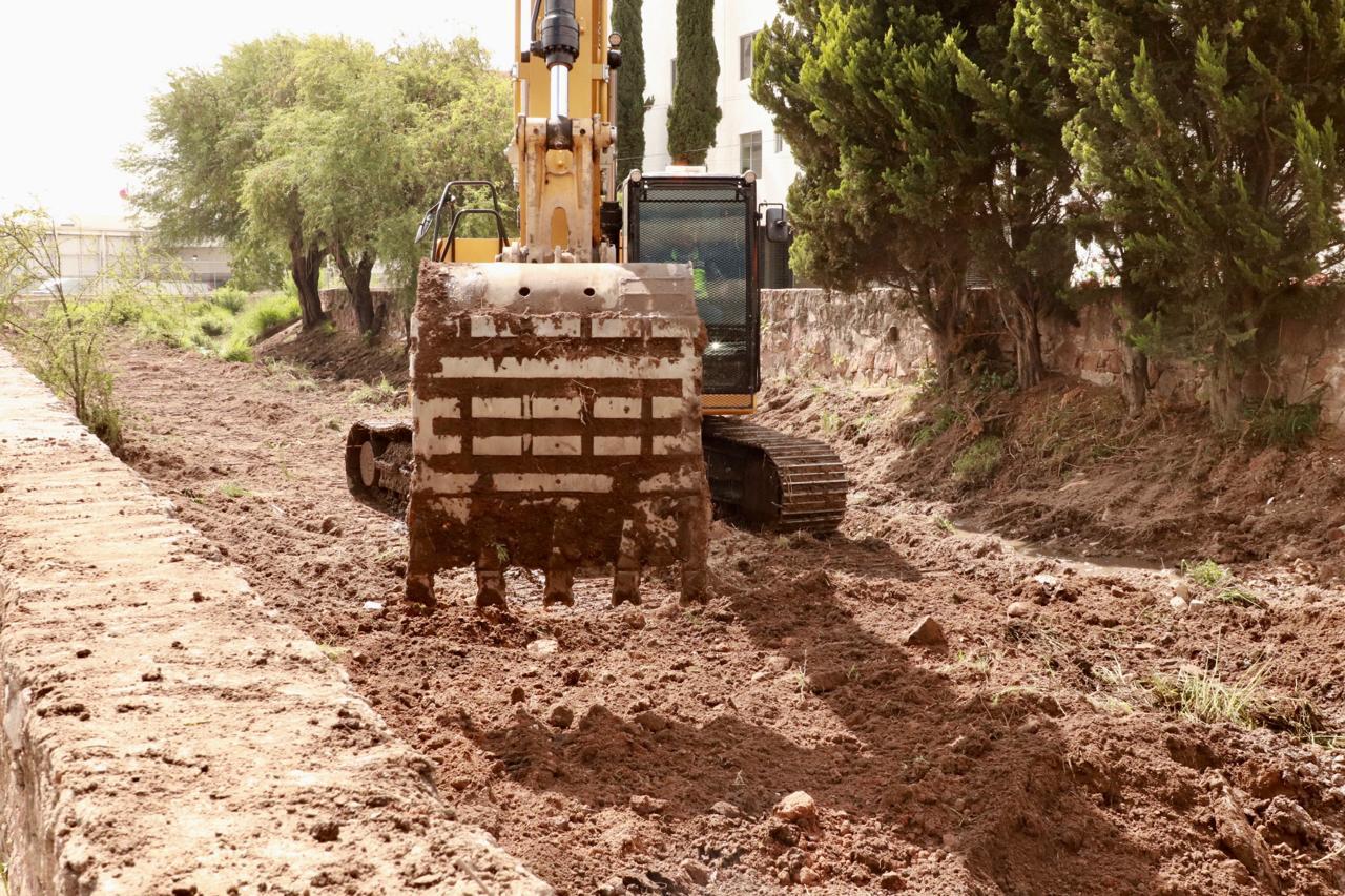 Gobierno de la Capital previene inundaciones con limpieza de un canal en Colinas del Parque