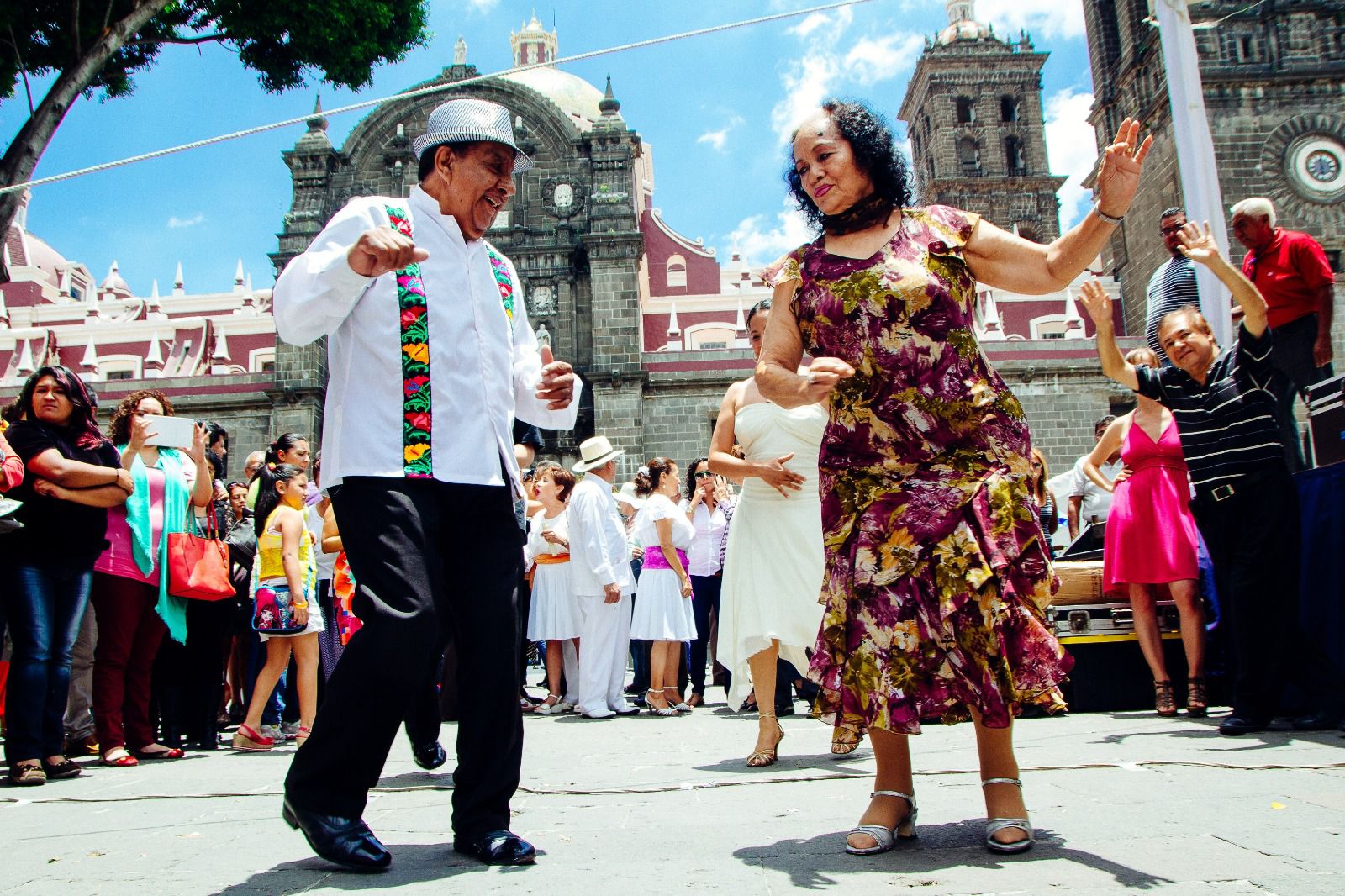 Visita la exposición "Una más de danzón: Entre sombreros y tacones” en Morales
