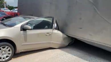 caja de trailer aplasta vehículos