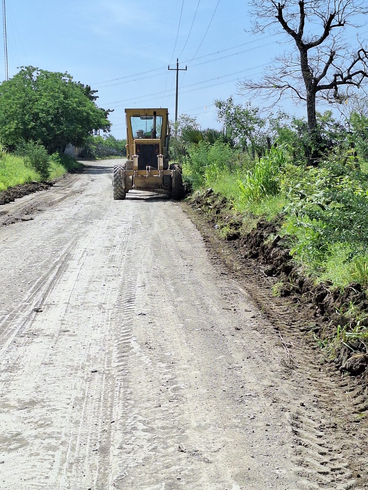 Rehabilitan camino ejido la Toconala